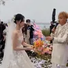 Yiyang lempar bunga