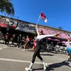 Ririn Ekawati Bawa Bendera Saat Lari