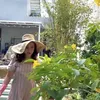 Potret Rossa Berkebun di Rumah Mumpung Libur