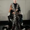 Rossa tampil anggun