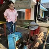 Rossa Nikmati Beli Jajan di Kaki Lima