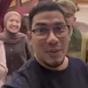Potret Ruben Onsu Jadi Imam Salat Desy