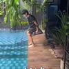 Ayunan Santai di Tepi Kolam Renang