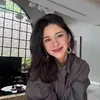 Ruang TV dengan Jendela Lengkung Besar