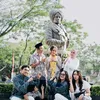 Salshabilla Adriani Hadiri Wisuda Adiknya