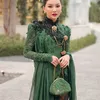 Sarwendah pakai kebaya hijau