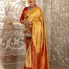 Rekha tampil cantik dengan sari tradisional warna merah emas