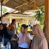 Azizah Salsha Beri Bantuan Sembako dan Makanan Siap Saji