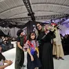 Potret Selebriti Hadiri Fashion Show Desainer Mel Ahyar