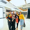 Potret Selebriti Hadiri Fashion Show Desainer Mel Ahyar