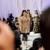 Potret Selebriti Hadiri Fashion Show Desainer Mel Ahyar