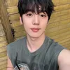 Potret Ganteng Kim Yo Han Saat Selfie