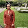 Potret Sherina Anggun Pakai Kebaya