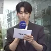Potret Soobin TXT Jadi Reporter Peramal Cuaca