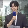 Potret Soobin TXT Jadi Reporter Peramal Cuaca
