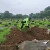 persiapan penggalian makam Rina Gunawan
