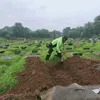 persiapan penggalian makam Rina Gunawan