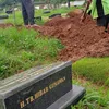 persiapan penggalian makam Rina Gunawan