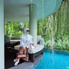 Syahrini berfoto di depan kolam renang