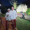 Syahrini dan Reino Barack pakai kain Bali