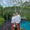 Syahrini liburan dengan Reino Barack