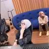 Syahrini duduk di dapur rekaman