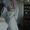 Potret Syahrini Momong Anak