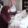 Potret Syahrini Momong Anak