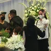 Potret Tangisan Verlita Evelyn di Rumah Duka Tempat Persemayaman Carlo Saba