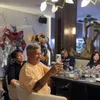 Menikmati Hidangan Berbuka Bersama