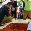 Potret Tora Sudiro Tegar Antar Sang Ibu ke Peristirahatan Terakhir