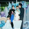Azura bersama mama, papa, dan kakaknya