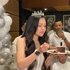 Melly Lee makan kue ultah
