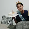 Na Daehoon dengan kue tarnya