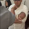 Cucu Tora Sudiro digendong ayahnya