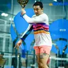 Uus terlihat serius saat bermain padel.