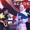 Mila tarik tangan Valen DA7