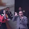Mila dan Gilang Dirga bercanda di atas panggung