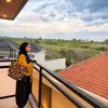 Lesti pantau pembangunan villanya.