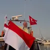 Wanda Hamidah pegang bendera