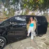 Wulan Guritno Saat Sedang Tanning