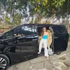 Wulan Guritno Saat Sedang Tanning
