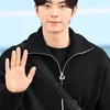 Lee Chae Min lambaikan tangan