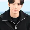 Lee Chae Min membungkukkan badan