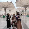 Zaskia Gotik umrah suami anak