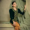 Padukan kebaya dengan bawahan batik 
