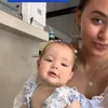 Potret Zoe Wassink saat Momong Kamari Anak Jennifer Coppen