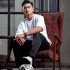 Pratama Arhan duduk pakai kaos putih