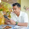 Pratama Arhan duduk pegang HP