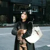 Inka bawa tas putih di bahu